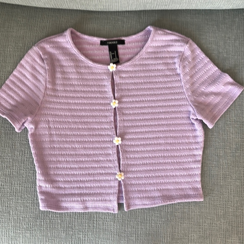 Forever 21 lavender daisy button up top🌸size Small🌸